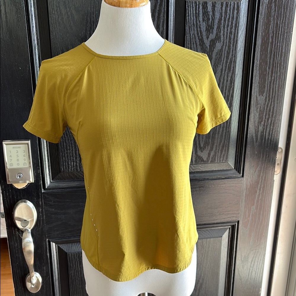 Lululemon Lightweight  Reflective Stretch Run Short Sleeve Shirt